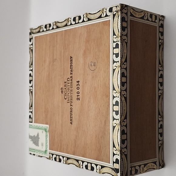 Arturo Fuente Curly Head Square Wooden Cigar Box - Picture 6 of 9